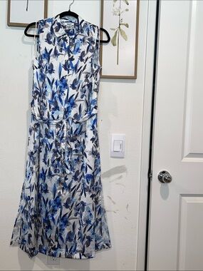 Women dress very nice and beautiful the fabric is beautiful